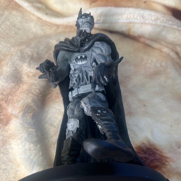 Zombie Batman statue - Picture 7 of 9